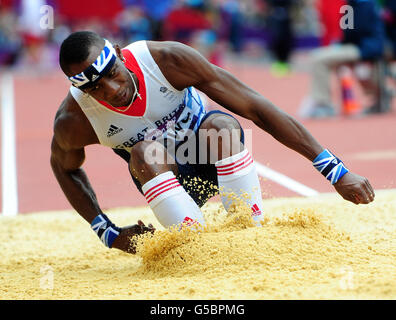 Phillips Idowu della Gran Bretagna in azione durante il Triple Jump Qualification Group A al Olympic Stadium di Londra, durante il giorno 11 delle Olimpiadi di Londra del 2012. Foto Stock