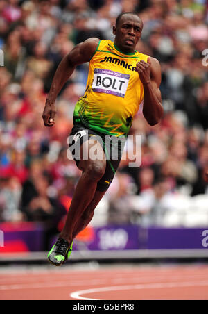 Usain Bolt della Giamaica compete in Heat 1 dei 200m Round One degli uomini allo Stadio Olimpico di Londra, durante il giorno undici delle Olimpiadi di Londra del 2012. Foto Stock