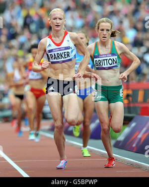 Barbara Parker e Irelands Fionnuala Britton in azione durante il Women's 5000m Round One, allo Stadio Olimpico di Londra, durante l'undici giorni delle Olimpiadi di Londra del 2012. Foto Stock