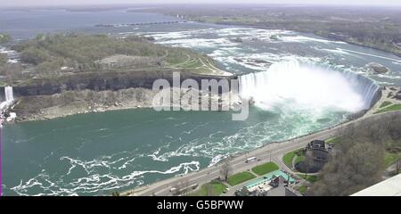 La vista dalla Skylon Tower alle Cascate del Niagara in Canada, che offre una vista panoramica delle cascate Horseshoe (a destra) sul lato canadese, e attraverso il fiume Niagara allo stato di New York, negli Stati Uniti d'America. Foto Stock