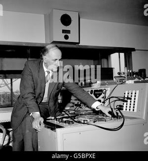 Il professor Sir Bernard Lovell, direttore della Jodrell Bank (Cheshire) - dove si trova il radiotelescopio gigante - nella sala di controllo lì ascoltando i segnali provenienti dalla nave spaziale russa che ha annunciato di essere in orbita intorno alla terra. Foto Stock