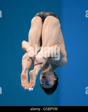 Giochi Olimpici di Londra - giorno 11. Il Qin Kai cinese è in azione durante la semifinale maschile da 3 m presso il centro acquatico Foto Stock