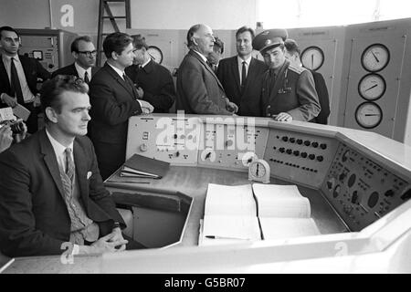 Il cosmonauta sovietico Lieutenant-Colonnello Valery Bykovsky, a destra, durante la sua visita a Jodrell Bank. Con lui è Sir Bernard Lovell, centro, Professore di radio Astronomia e Direttore della Jodrell Bank Experimental Station, che lo mostra in giro. Foto Stock