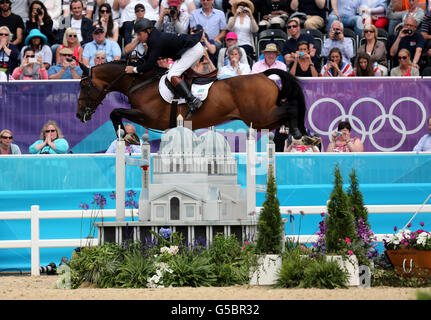 Nick Skelton della Gran Bretagna in sella alla Big Star nell'Equestrian Jumping Individual Round B a Greenwich Park, il dodicesimo giorno delle Olimpiadi di Londra del 2012. Foto Stock