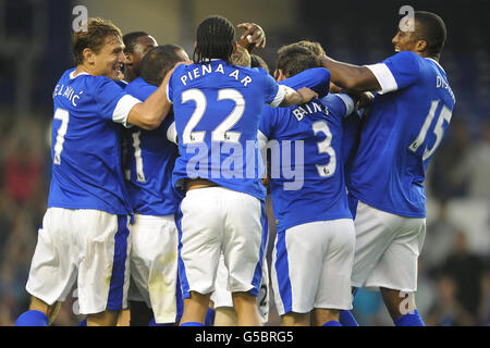 Calcio - Pre Season friendly - Everton / AEK Athens - Goodison Park. Tony Hibbert di Everton è mobbed dai compagni di squadra dopo aver segnato Foto Stock