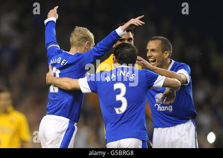 Tony Hibbert di Everton (a sinistra) è mobbed dai compagni di squadra dopo aver segnato Foto Stock