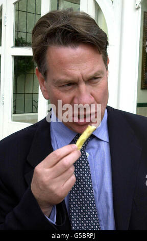 Il Cancelliere ombra Michael Portillo prova un chip durante una visita al famoso fish and chip bar di Harry Ramsden a Guiseley, vicino a Leeds, durante la sua visita nella zona il primo giorno intero della campagna elettorale generale. *...... 13/06/2001Michael Portillo infine pone fine alla speculazione e dichiara che sarà in piedi per la leadership di Tory fuori Portcullis House, Westminster, centro di Londra. Foto Stock