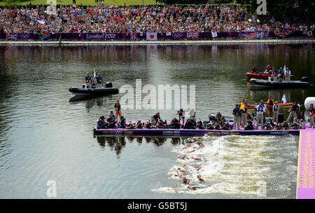 I concorrenti inizieranno la maratona femminile di 10 km a Serpentine, Hyde Park, Londra, durante il tredici giorni delle Olimpiadi di Londra del 2012. Foto Stock