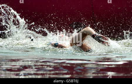 Great Britains Keri-anne Payne in azione durante la maratona delle donne di 10 km nuotare nella serpentina, Hyde Park, Londra, durante il tredici giorno delle Olimpiadi di Londra del 2012. Foto Stock