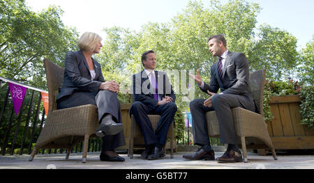 Il primo ministro David Cameron, David Beckham e Anita Tiessen, vicedirettore esecutivo dell'UNICEF UK, partecipano a una riunione di beneficenza dell'UNICEF nel 10, Downing Street a Londra. Foto Stock