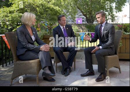 Il primo ministro David Cameron, David Beckham e Anita Tiessen, vicedirettore esecutivo dell'UNICEF UK, partecipano a una riunione di beneficenza dell'UNICEF nel 10, Downing Street a Londra. Foto Stock