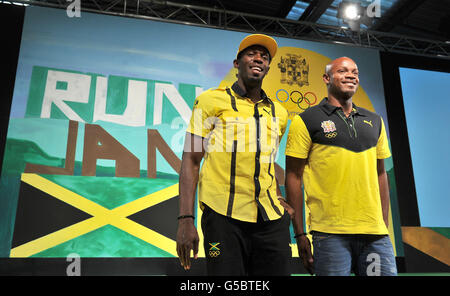 Giochi Olimpici di Londra - attività pre-Giochi - Giovedi. Gli sprinter giamaicani Usain Bolt e Asafa Powell partecipano a una conferenza stampa allo spazio eventi U Block, nella zona est di Londra. Foto Stock