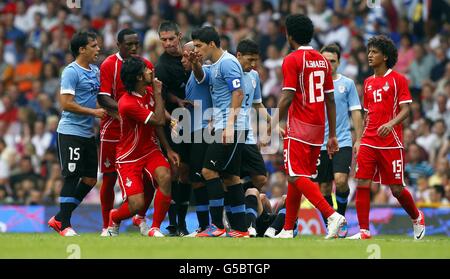 Luis Suarez dell'Uruguay sostiene durante gli Emirati Arabi Uniti contro l'Uruguay, Mens Football, First Round, Gruppo A match a Old Trafford, Manchester. Foto Stock