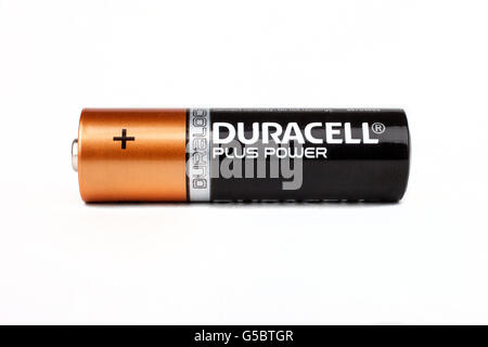 LONDON, Regno Unito - 16 giugno 2016: un close-up di una batteria AA Duracell su sfondo bianco, il 16 giugno 2016. Duracell Inc Foto Stock