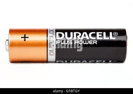 LONDON, Regno Unito - 16 giugno 2016: un close-up di una batteria AA Duracell su sfondo bianco, il 16 giugno 2016. Duracell Inc Foto Stock