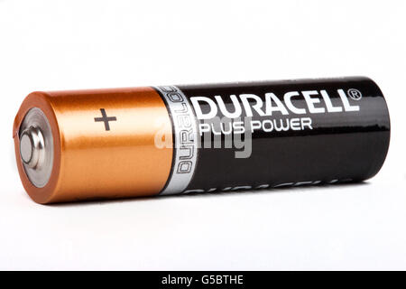 LONDON, Regno Unito - 16 giugno 2016: un close-up di una batteria AA Duracell su sfondo bianco, il 16 giugno 2016. Duracell Inc Foto Stock