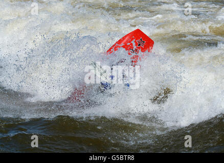 White water kayak in breve Foto Stock