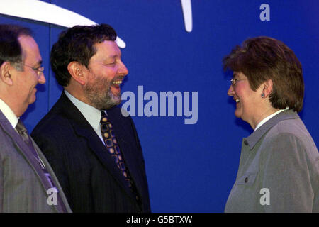 Il Ministro dell'istruzione David Blunkett (centro) e il Segretario Generale DELLA NUT Doug McAvoy incontrano l'insegnante capo Marjorie Evans prima di parlare alla conferenza annuale dell'Unione Nazionale degli insegnanti a Cardiff. Foto Stock