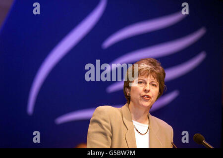 Il Ministro dell'Istruzione ombra Theresa May ha parlato alla conferenza annuale dell'Unione Nazionale degli insegnanti (NUD) a Cardiff. Sono emerse nuove prove delle profonde divisioni all’interno dell’Unione sulla sua decisione di sospendere l’azione industriale per la carenza di insegnanti. * .... quando il suo presidente ha detto che ha votato contro la mossa. John Illingworth, che ha aperto la conferenza con un discorso che ha ottenuto un'ovazione permanente dai delegati, è stato uno dei 19 membri dell'esecutivo nazionale che si sono opposti alla decisione. Foto Stock