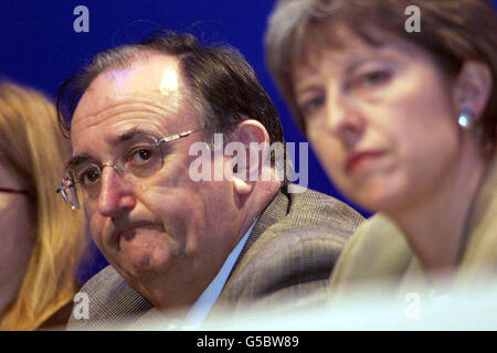 Il Ministro dell'Istruzione ombra Theresa May con il Segretario Generale dell'Unione Nazionale degli insegnanti (NUT) Doug McAvoy prima di parlare alla conferenza annuale di Cardiff. * sono emerse nuove prove delle profonde divisioni all'interno dell'Unione sulla decisione di sospendere l'azione industriale per la carenza di insegnanti, quando il suo presidente ha dichiarato di votare contro la mossa. John Illingworth, che ha aperto la conferenza con un discorso che ha ottenuto un'ovazione permanente dai delegati, è stato uno dei 19 membri dell'esecutivo nazionale che si sono opposti alla decisione. Foto Stock