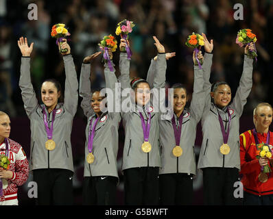 Il team degli Stati Uniti festeggia la vittoria della medaglia d'oro sul podio durante la finale della squadra femminile di ginnastica artistica alla North Greenwich Arena durante il quarto giorno delle Olimpiadi di Londra del 2012. Foto Stock