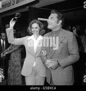 La star di Hollywood Cyd Charisse, apparsa in film come "Singing in the Rain" e "Silk Stockings", arriva all'aeroporto di Heathrow, Londra da New York con il marito Tony Martin, la star del canto. Il marito e la moglie saranno presenti al London Palladium per una settimana. Foto Stock