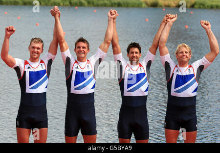 I quattro uomini della Gran Bretagna (da sinistra a destra) Alex Gregory, Pete Reed, Tom James e Andrew Triggs Hodge celebrano la vittoria dell'oro nella finale al lago di canottaggio di Eton Dorney, Windsor. Foto Stock