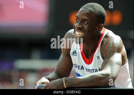 Dwain Chambers della Gran Bretagna reagisce dopo la sua vittoria nel suo giro di 100m caldo allo Stadio Olimpico di Londra. Foto Stock