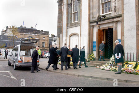 La bara del duca di Argyll è condotta questa mattina nella chiesa parrocchiale di Inverary in Scozia durante i suoi funerali. Il duca, la cui casa di famiglia è Inveraray Castle, Argyll e Bute, è morto improvvisamente nel fine settimana in un ospedale di Londra, durante un intervento di cardiochirurgia di 63 anni. Foto Stock