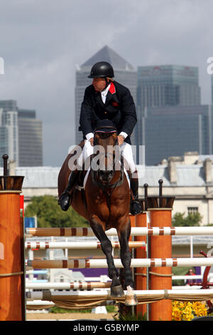 Nick Skelton in Gran Bretagna che guida Big Star nel Qualifier 1st Equestrian Jumping individuale al Greenwich Park, l'ottavo giorno delle Olimpiadi di Londra 2012. Foto Stock