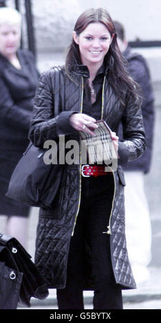 Emily Friendship, fidanzata di Jimmy Gulzar, fuori dal tribunale della corona interna di Londra. L'ex marito della Spice Girl Mel B Jimmy Gulzar afferrò la sorella di Mel B Danielle per la gola in una fila sopra la figlia della coppia. Gulzar, sta facendo appello contro una condanna per aver aggredito Miss Brown . * Danielle Brown, 20 anni, disse che era terrorizzata quando Gulzar la afferrò mentre andò a raccogliere la nipote Phoenix Chi, 18 mesi. Gulzar, nato in Olanda, 34 anni, si appella contro una condanna per aver aggredito Miss Brown quando si recò a casa sua ad Hampstead, nel nord di Londra, per raccogliere il bambino il 6 agosto dello scorso anno. Poll Foto Stock