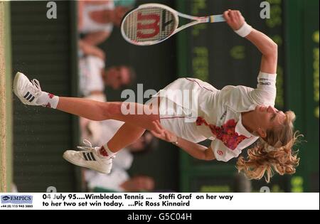 04 luglio 95. Wimbledon Tennis ... Steffi Graf sulla sua strada per i suoi due set vincere oggi Foto Stock