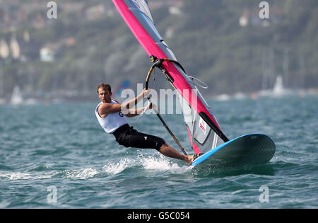 Nick Dempsey della Gran Bretagna in azione nella classe RS:X maschile a Weymouth, l'ottavo giorno delle Olimpiadi di Londra del 2012. Foto Stock