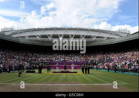 USA Serena Williams (centro) con la sua medaglia d'oro olimpica, la russa Maria Sharapova (a sinistra) con la sua medaglia d'argento olimpica e la bielorussa Victoria Azarenka con la sua medaglia di bronzo olimpica, dopo la cerimonia della vittoria per la finale dei singoli femminili alla sede olimpica di tennis di Wimbledon. Foto Stock