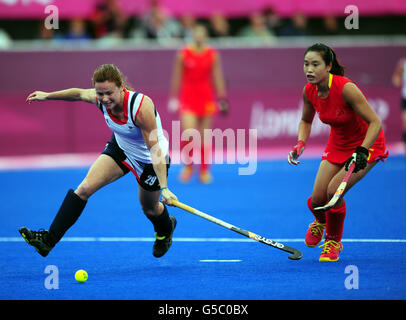 Sarah Thomas della Gran Bretagna e il ma Wei della Cina combattono per la palla durante la partita di hockey di gruppo A alla Riverbank Arena nell'Olympic Park durante l'ottavo giorno delle Olimpiadi di Londra del 2012. Foto Stock