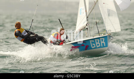 Hannah Mills della Gran Bretagna e Saskia Clark corrono oggi nelle Olimpiadi di Weymouth Bay per la gara della flotta femminile del 470. Foto Stock