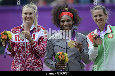 Serena Williams (centro) degli Stati Uniti con la sua medaglia d'oro olimpica, Maria Sharapova (a sinistra) della Russia con la sua medaglia d'argento olimpica e la Victoria Azarenka della Bielorussia con la sua medaglia d'bronzo olimpica, dopo la cerimonia della vittoria per la finale dei singoli femminili al torneo olimpico di tennis di Wimbledon. Foto Stock