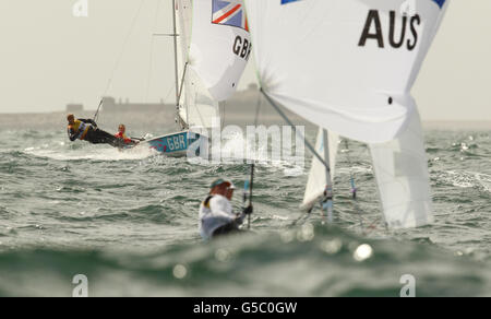 Hannah Mills della Gran Bretagna e Saskia Clark corrono oggi nelle Olimpiadi di Weymouth Bay per la gara della flotta femminile del 470. Foto Stock