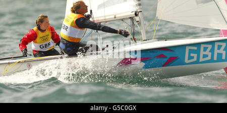 Hannah Mills della Gran Bretagna e Saskia Clark corrono oggi nelle Olimpiadi di Weymouth Bay per la gara della flotta femminile del 470. Foto Stock