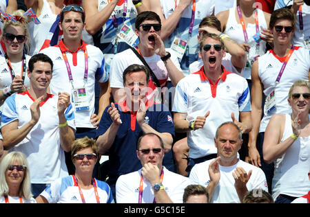 Il primo ministro David Cameron e David Carry, fidanzata della Gran Bretagna Keri-anne Payne la incoraggiano durante la maratona femminile di 10 km nuotare nella serpentina, Hyde Park, Londra, durante il giorno tredici delle Olimpiadi di Londra del 2012. Foto Stock