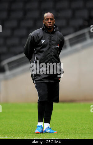 Calcio - Pre-Season friendly - Milton Keynes Dons v Fulham - stadio:mk. Il primo allenatore di squadra di Milton Keynes Dons Ian Wright Foto Stock