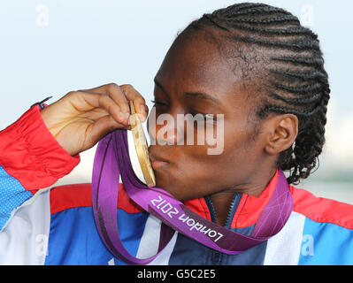 Nicola Adams della Gran Bretagna con la sua medaglia d'oro dopo la sua lotta con il Canacan Ren della Cina durante la lotta contro la mosca delle donne 55kg in He South Arena 2 nella Excel Arena di Londra. Foto Stock