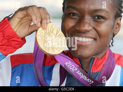 Nicola Adams della Gran Bretagna con la sua medaglia d'oro dopo la sua lotta con il Canacan Ren della Cina durante la lotta contro la mosca delle donne 55kg in He South Arena 2 nella Excel Arena di Londra. Foto Stock