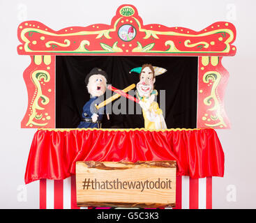 I burattini saranno protagonista di uno spettacolo modernizzato di Punch and Judy dal canale della commedia GOLD, che si terrà in tour nel Regno Unito questo agosto. Foto Stock