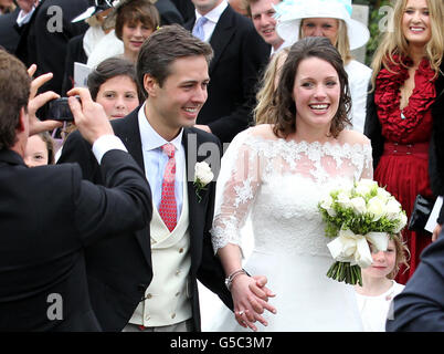 Camilla Hook e il nipote di Sam Holland Lord Richard Attendborough, dopo il loro matrimonio alla chiesa parrocchiale di Aberlady a East Lothian. Foto Stock