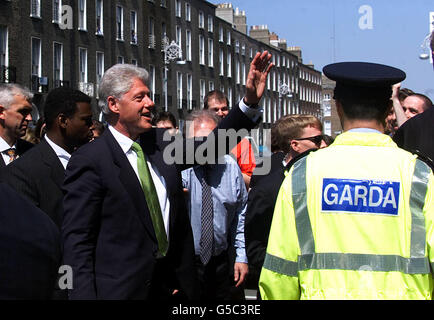 L'ex presidente degli Stati Uniti Bill Clinton ondeggia alle folle durante una visita a Dublino sulla parte irlandese del suo European Tour. Foto Stock