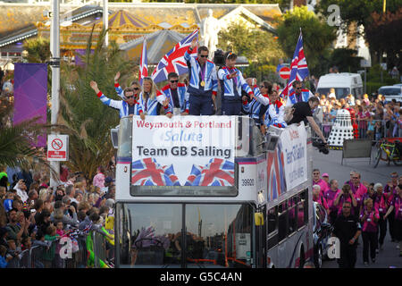 La squadra di vela olimpica della Gran Bretagna partecipa a un tour in autobus scoperto di Weymouth e Portland, dopo i successi delle loro medaglie alle partite di Londra del 2012 in città all'inizio di questo mese. Foto Stock