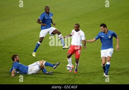 Jermain Defoe, in Inghilterra, combatte per la palla con Davide, in Italia Astori (a destra) e Daniele De Rossi (a sinistra) Foto Stock