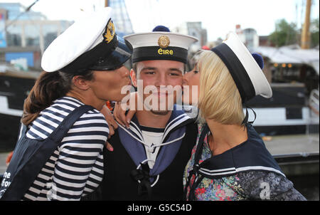 (Da sinistra a destra) i presentatori Xpose Glenda Gilson e Kirsteen o'Sullivan con l'ordinario Seaman Brian Hayes del servizio navale irlandese, nel porto di Dublino, durante il lancio del Rock the Boat World Record tentativo di aiuto dell'ente benefico Foroige, che si svolge domenica 26 agosto, Alle gare di Tall Ships 2012 a Dublino. Foto Stock