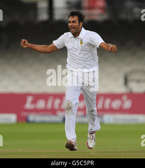 Imran Tahir in Sud Africa celebra la sua corsa fuori dal Graeme Swann in Inghilterra durante il terzo Investec Test Match al Lord's Cricket Ground, Londra. Foto Stock